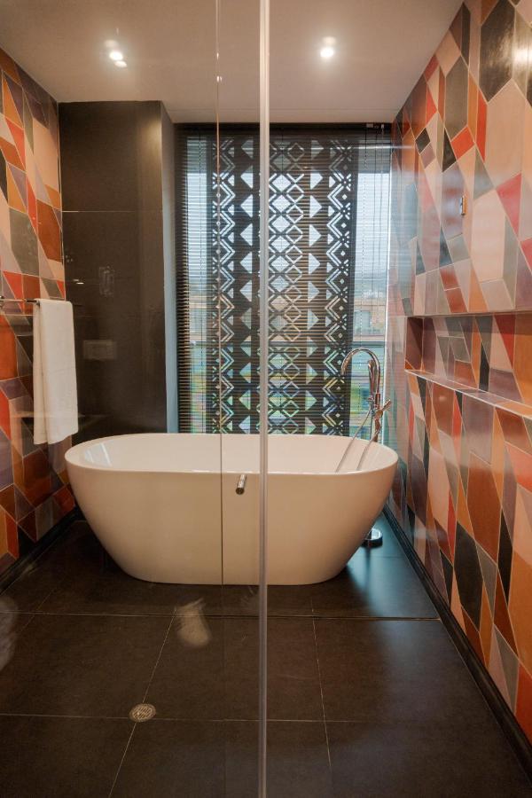 Hotel V1501 Pasto Esterno foto A freestanding bathtub