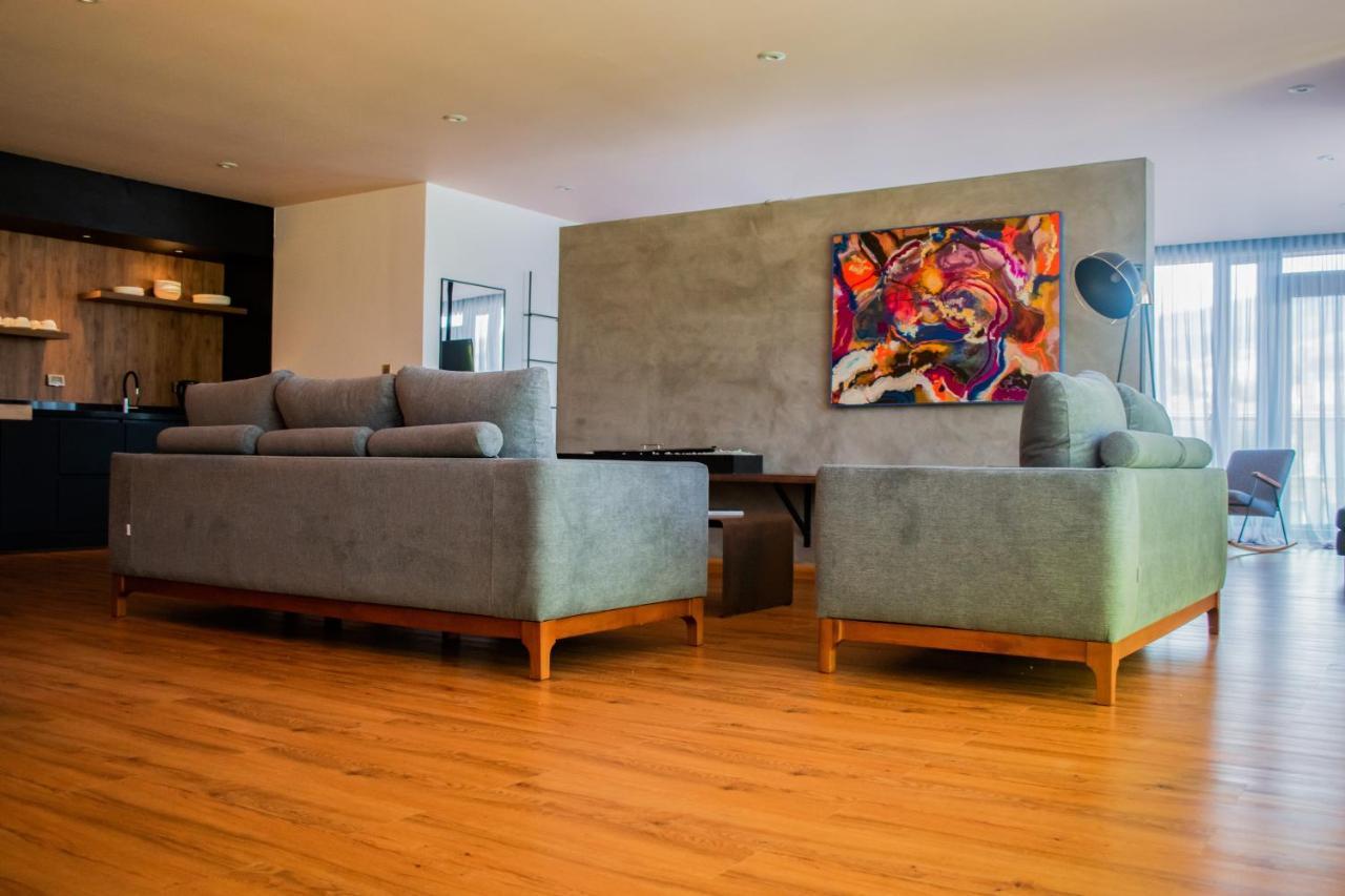Hotel V1501 Pasto Esterno foto A living room with a concrete wall