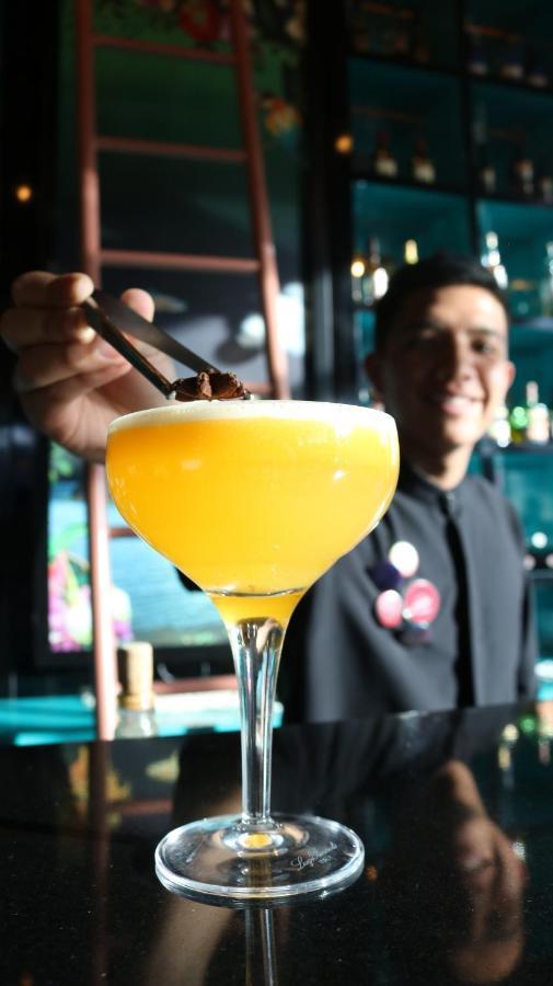 Hotel V1501 Pasto Esterno foto A bartender adding a garnish to a cocktail