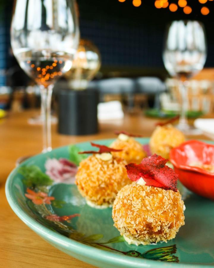 Hotel V1501 Pasto Esterno foto A plate of canapés