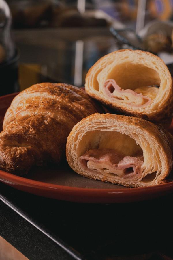 Hotel V1501 Pasto Esterno foto A ham and cheese croissant